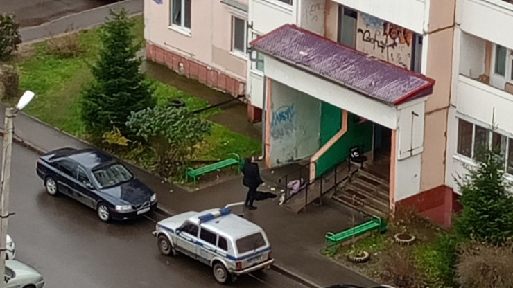 В реанимации умерла школьница из Конакова, упавшая с четвертого этажа дома - новости ТИА
