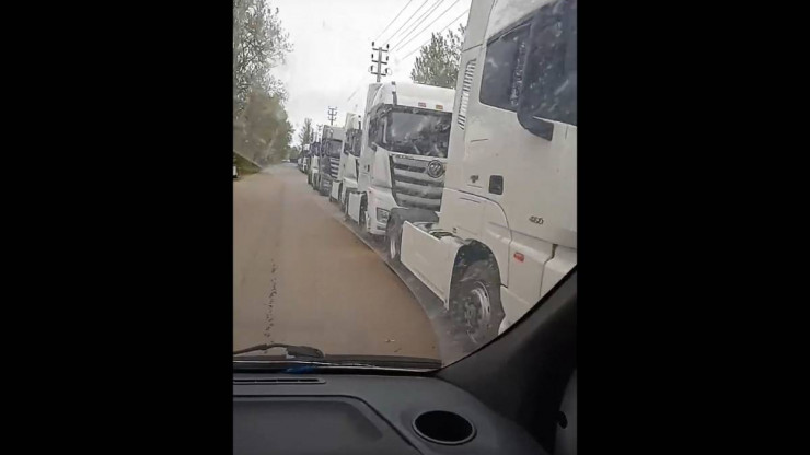 В городе Конаково дальнобойщики из перегоняемых тягачей завалили обочины мусором - новости ТИА