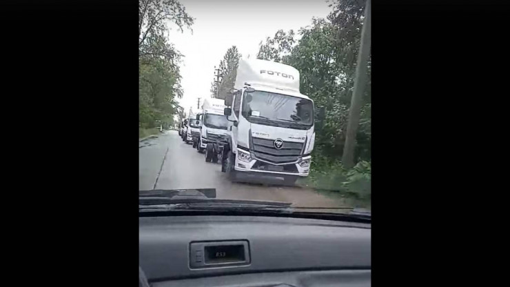 В город Конаково снова вернулись очереди из тягачей по обочинам дорог - новости ТИА