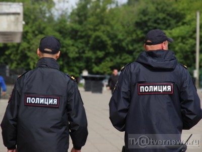 В Твери двое полицейских изъяли и забрали себе контрафактные коньяк и водку - новости ТИА